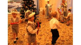 Праздник «Новогодние огоньки» в младшей группе № 5.